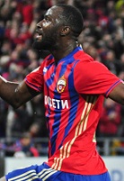 фото - ФК ЦСКА>Новый стадион порадовал – трибуны вплотную к полю в британском стиле, клубный магазин, Полина Гагарина, гимн в исполнении дочери Сергея Перхуна, салют. После красочной церемонии открытия на «Арене ЦСКА» примерно полтайма почти ничего не происходило. ЦСКА много атаковал позиционно, но вскрыть оборону гостей не мог. Однако на экваторе щелочка отыскалась. Дзагоев заметил включение Фернандеса и тут же забросил мяч на ход бразильцу. Марио сбросил вдоль ворот на Траоре, который в подкате внес его в сетку. Пропустив, «Терек» добавил в движении, однако ещё до перерыва достал из ворот второй мяч. Головин завершил сольный проход пасом вразрез на Дзагоева, который в касание нашёл Траоре. Ивуариец хлестким ударом оформил дубль. После этого грозненцы сникли. Когда в дебюте второго тайма Семенов оставил партнеров вдесятером, вопросы остались только по итоговому счету. В итоге хозяева довели дело до разгрома ближе к концу встречи. Вышедший на замену Страндберг отличился первым же касанием. Причем гол гости привезли себе сами, обрезавшись у штрафной. Выздоровевший Рахимов после игры досадовал на легкость, с которой ЦСКА забивал. Слуцкий же перед выездом в Леверкузен может чувствовать себя чуть спокойнее.<br><br><img border=